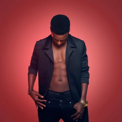 Portrait officiel de Wendyyy sur fond rouge