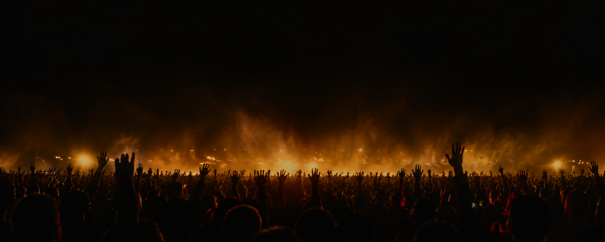 Foule en silhouettes sous une lumière ambrée, illustration d’ambiance